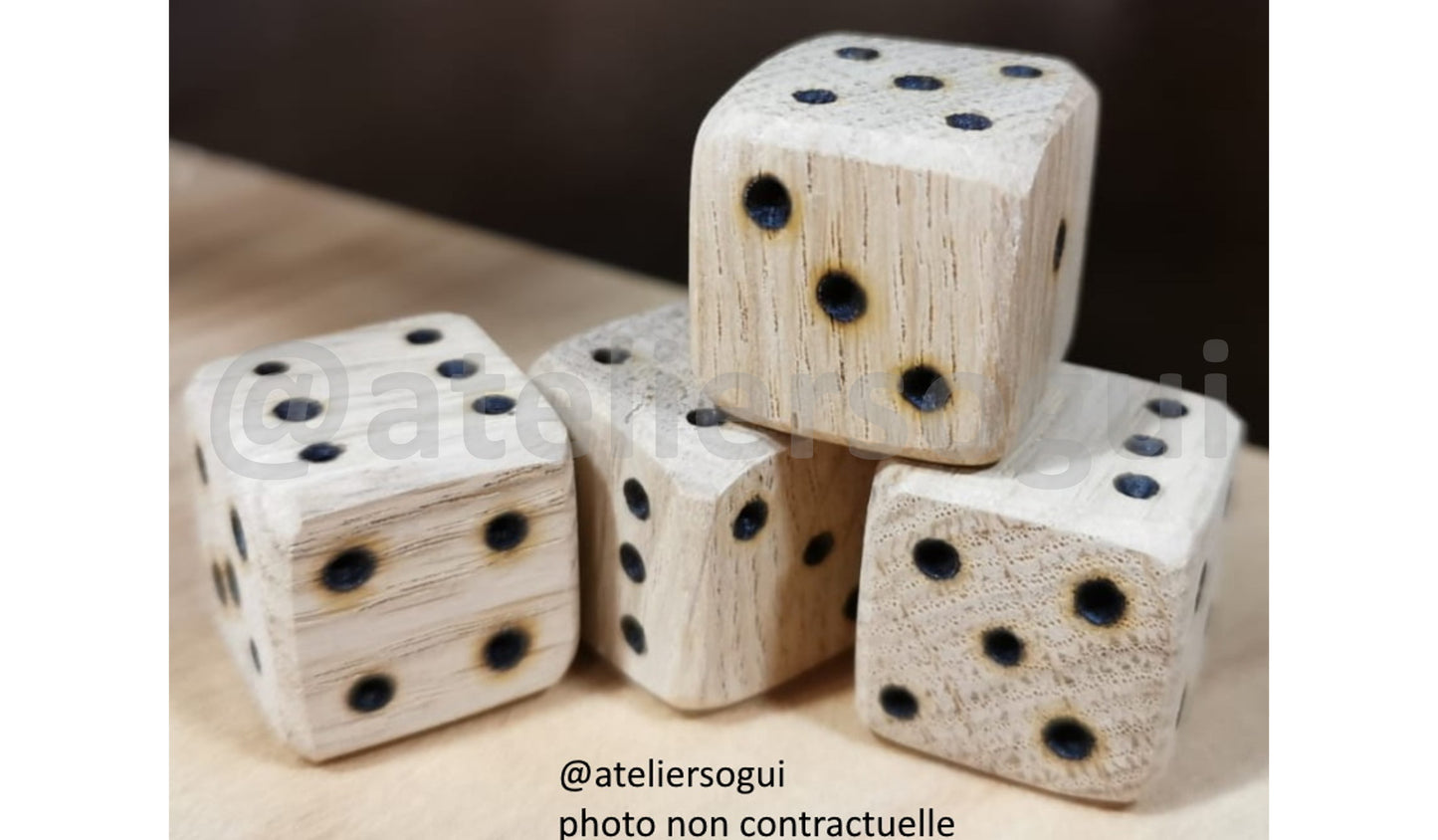 Lot de dés en bois massif