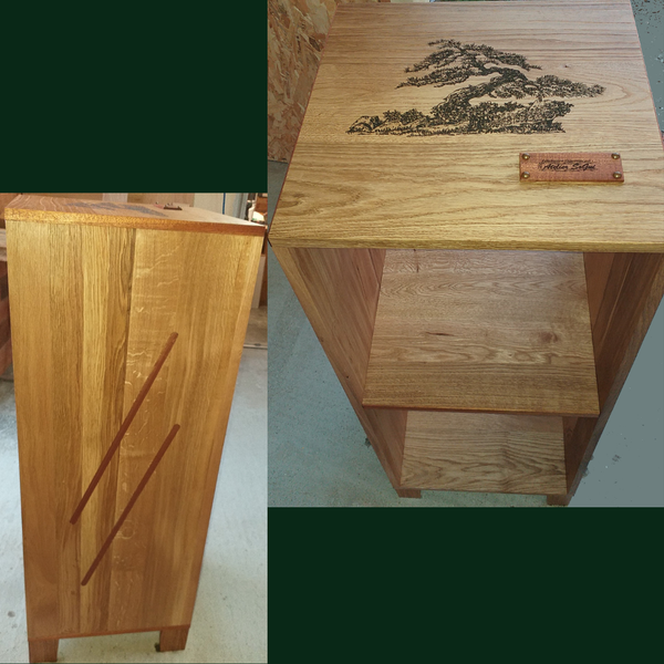 MEUBLE INFORMATIQUE EN CHÊNE MASSIF AVEC INSERT EN BOIS EXOTIQUE ET GRAVURE PERSONNALISÉE