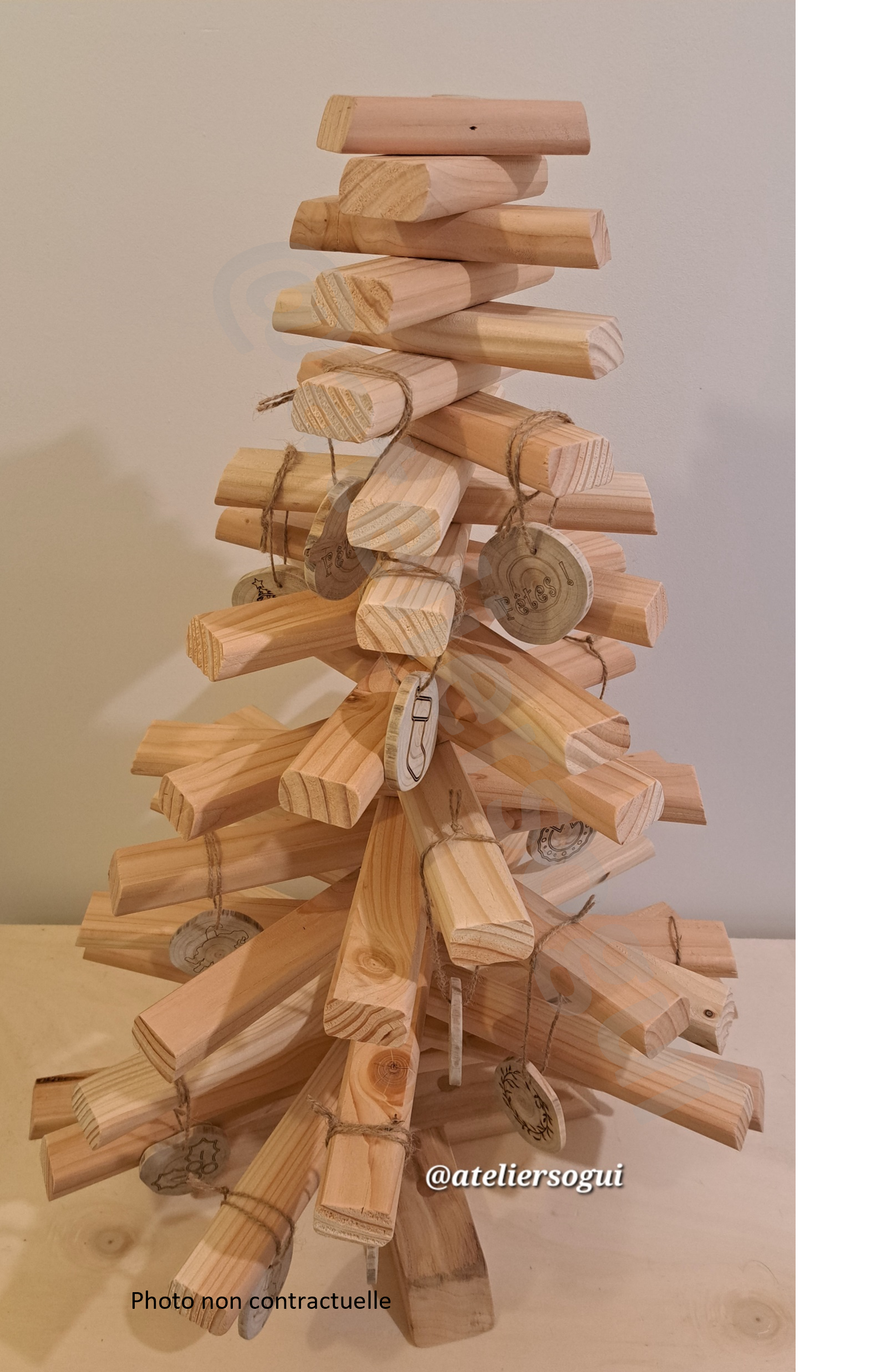 Sapin_de_noel_en_bois_massif_avec deco