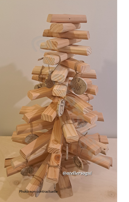 Sapin_de_noel_en_bois_massif_avec deco